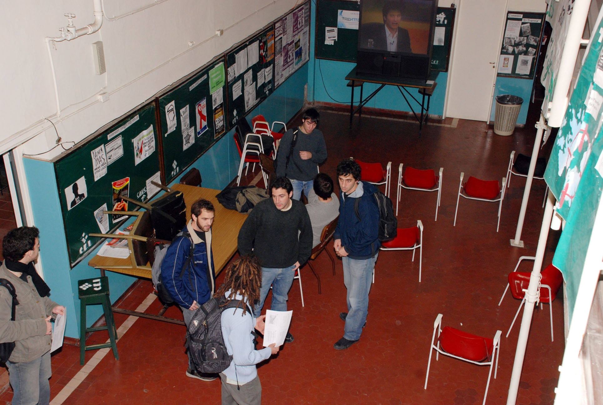 8-hall_con_estudiantes